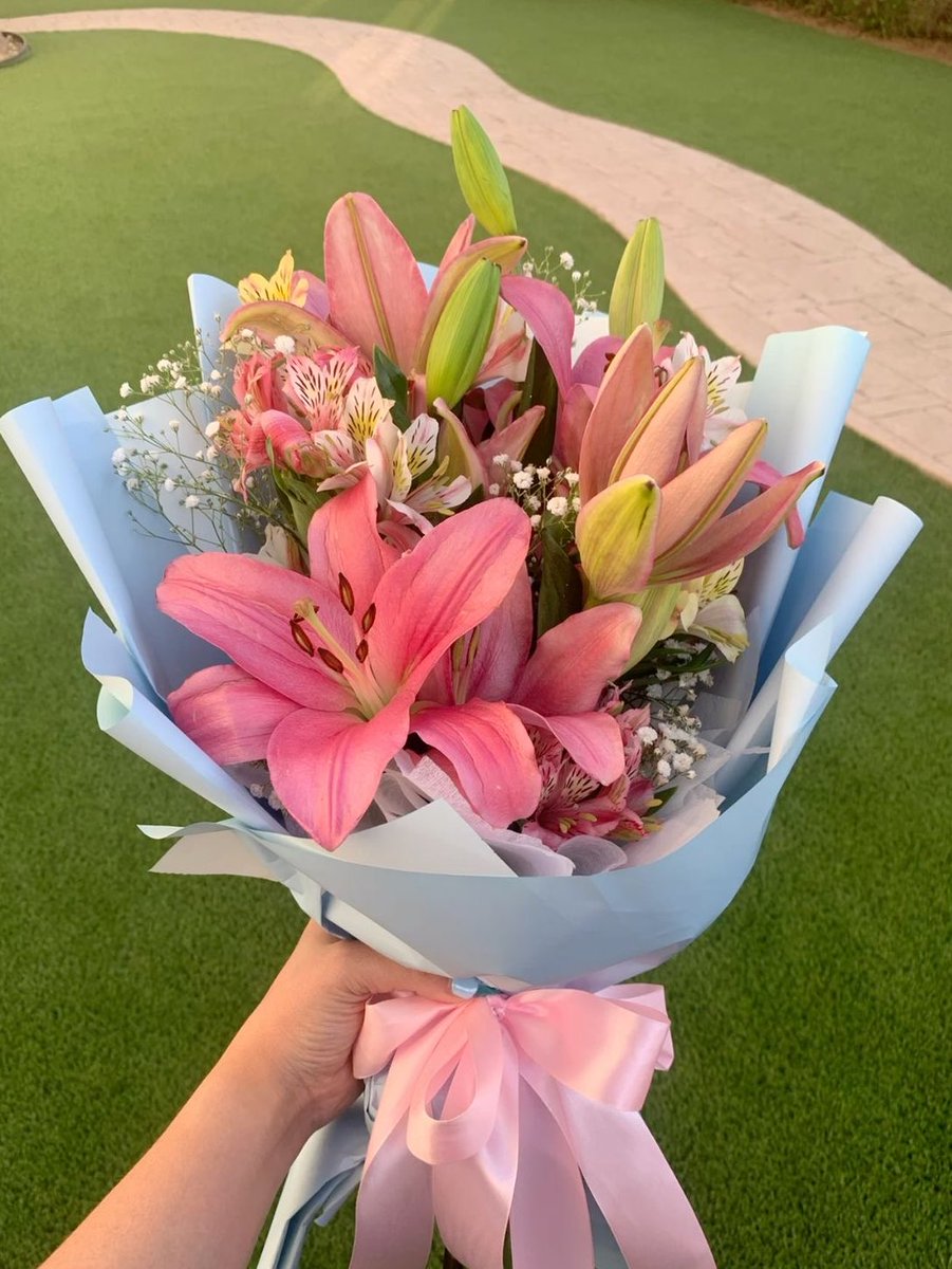 i3Moment's tweet image. Lily bouquets