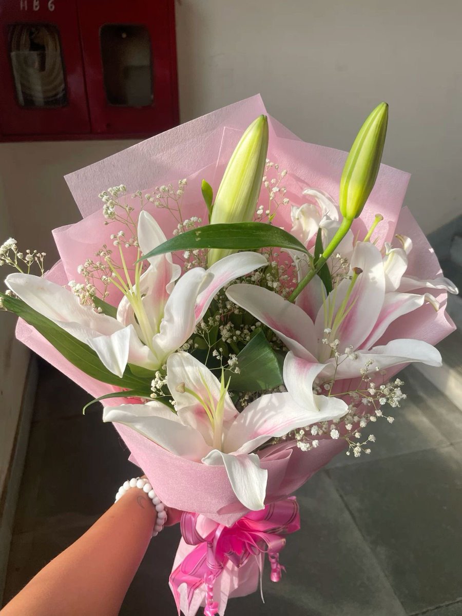 i3Moment's tweet image. Lily bouquets