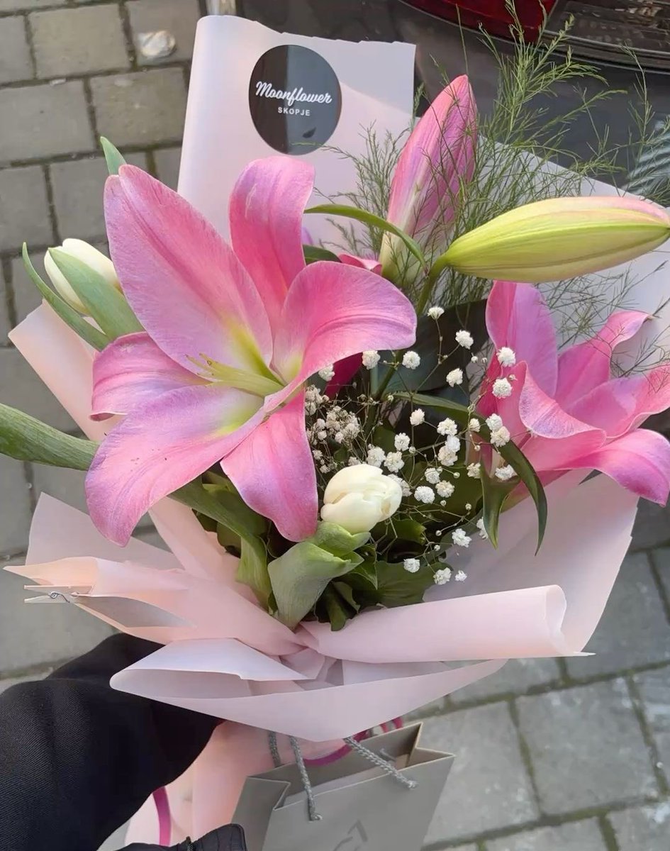 i3Moment's tweet image. Lily bouquets