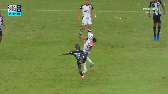 DoentesPFutebol's tweet photo. O Diego pediu ao Rony para ver se tinha algo preso na sola da chuteira dele? https://t.co/5xjbj6vefz