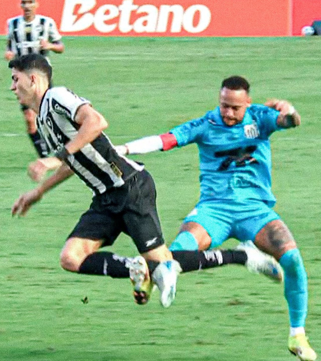 Entrada de Neymar em Jair - Foto: Reprodução
