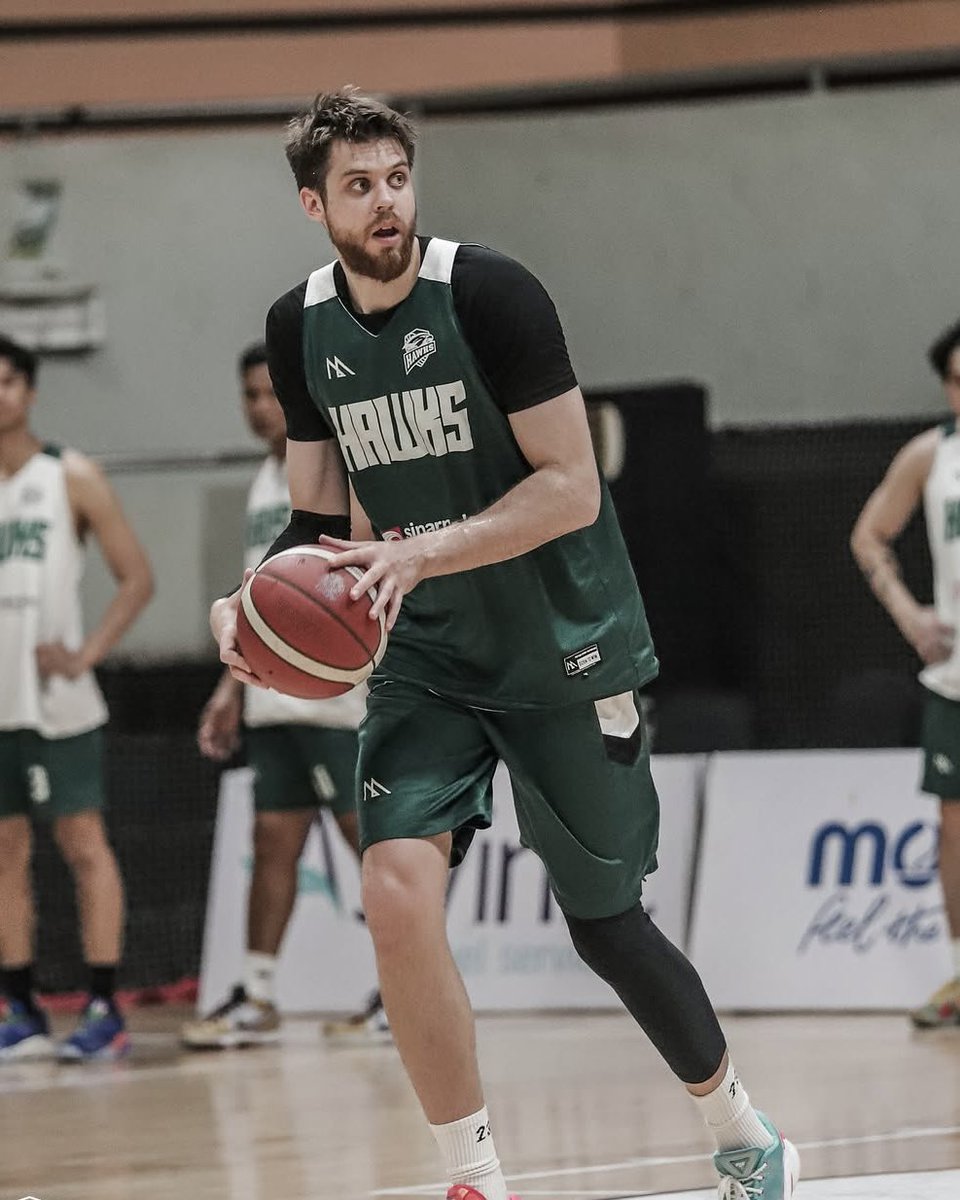 Artem Kovalev is on fire again. The Ukrainian center delivered a dominant double-double with 21 points and 19 rebounds, helping the Tangerang Hawks secure a win over Bali United