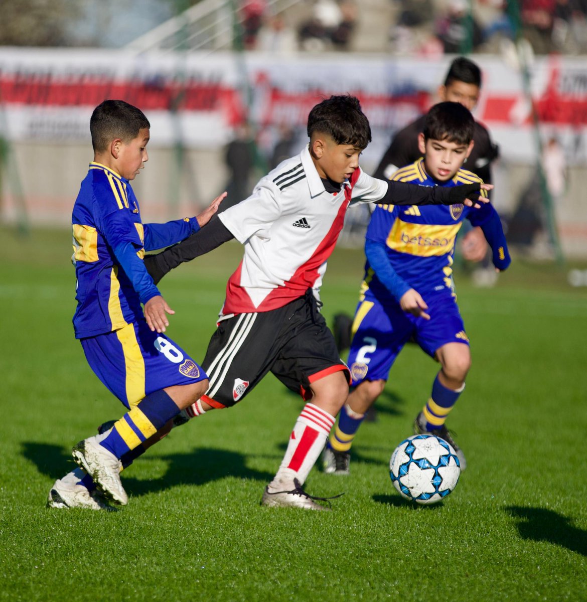 RiverClub1901's tweet photo. 💪⚽️ Tres triunfos y un empate en la jornada de #InfantilesAFA 🆚 Boca Juniors.

✅ 2012: 4-1 
✅ 2013: 3-0
➖ 2014: 0-0
✅ 2015: 5-0

#VamosRiver 🤍❤️🤍 https://t.co/5DdxwjVxHP