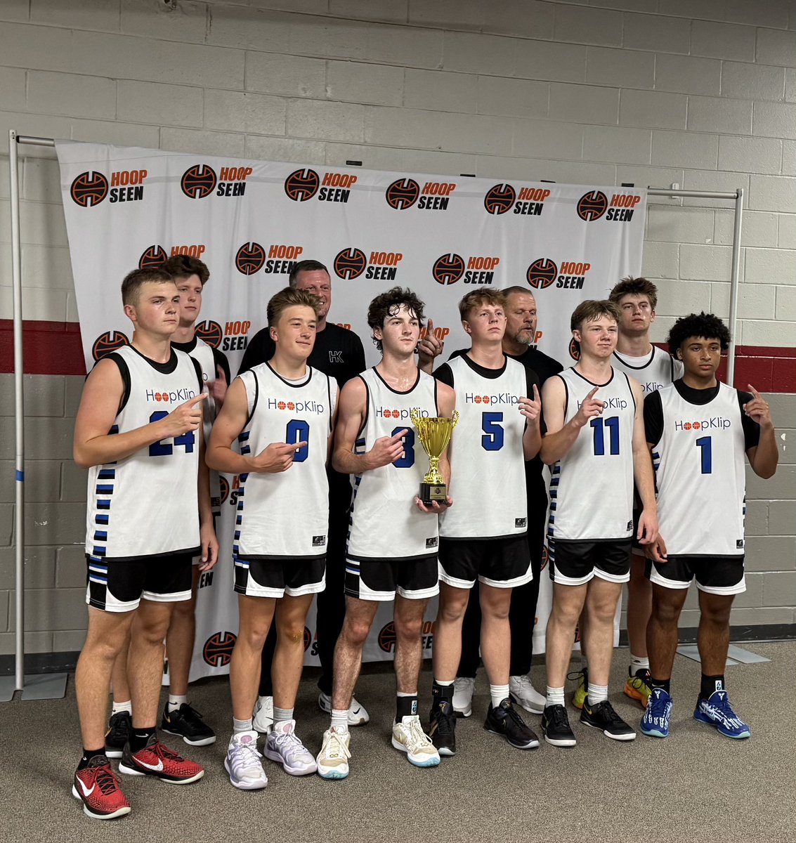 Hoopklip 17U Beat HoopAtlanta (Harpring) Thanks To Kyle Gruber

By GameChanger Media

A strong performance from Kyle Gruber, helped Hoopklip 17U defeat HoopAtlanta (Harpring), 74-65, on Sunday. Gruber scored 22 points to lead the way for Hoopklip 17U.

Trailing 11-10, Hoopklip