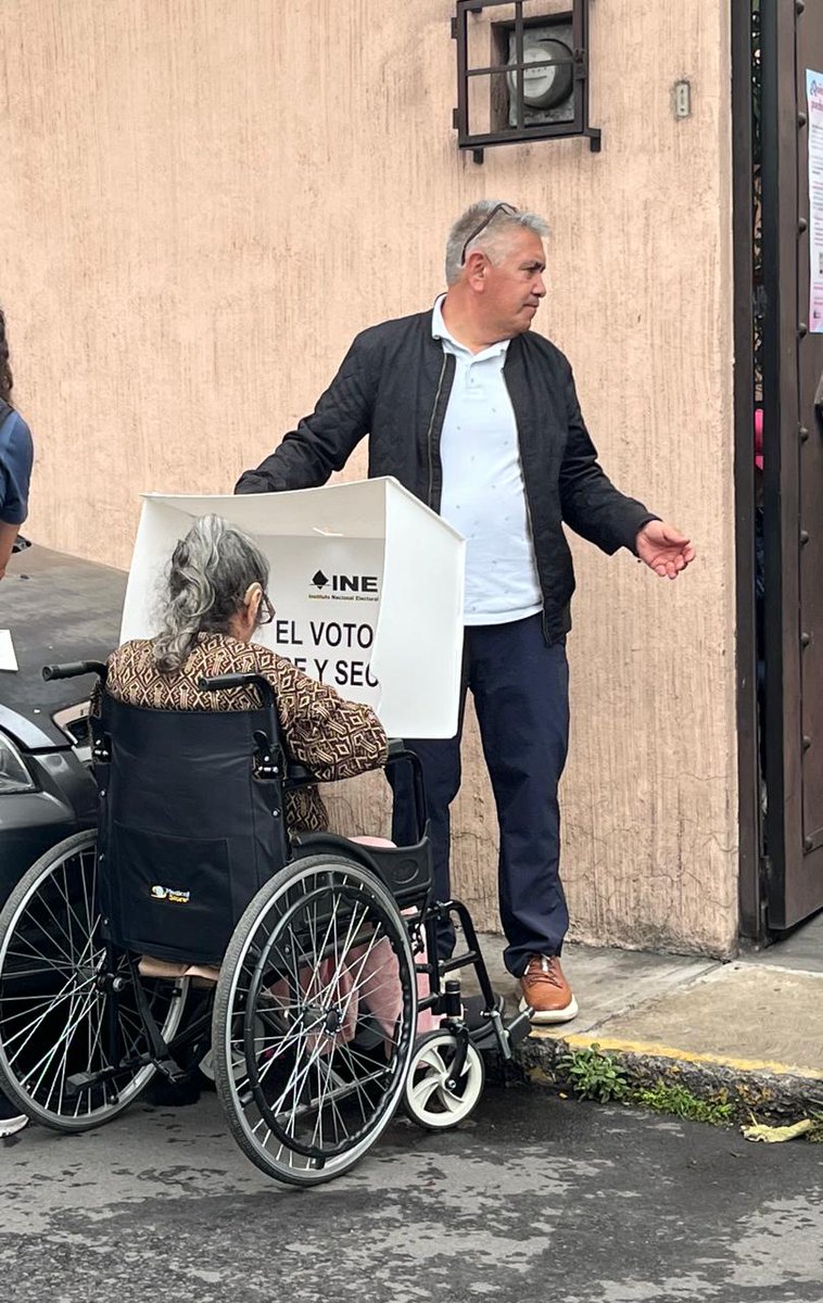 #EleccionesJudiciales | Una mujer en silla de ruedas, acompañada por su hijo, acudió a votar en una casilla de la colonia Viejo Ejido de Santa Úrsula Coapa, alcaldía #Coyoacán. Aunque el acceso era muy estrecho, funcionarios de casilla le facilitaron una mampara para que pudiera