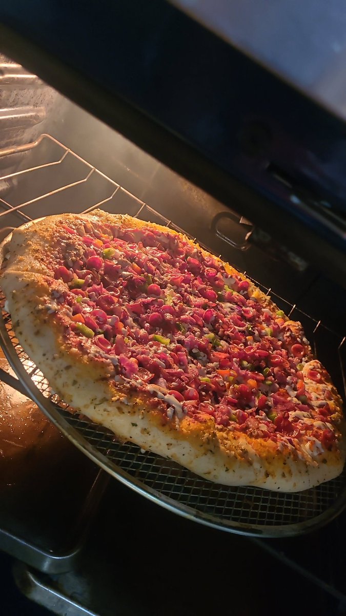 MaiyaAkrin's tweet photo. What's Sexier than a homemade pizza made from scratch?? Fun fact: I used to manage a small pizza and sub shop. So I know how to make sauce and dough from scratch. 😋 https://t.co/1EOP0vXhkQ