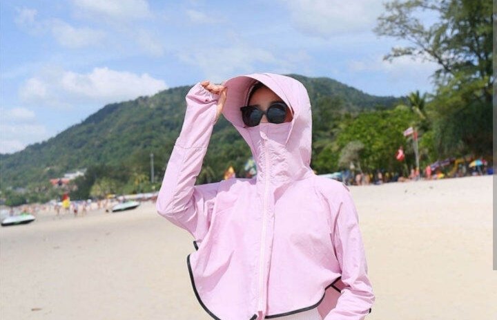 Buradan güneş kremi sektörüne sesleniyorum 2 parmak sürün 2 saatte bir yenileyin diyip kremlerin gramajları 150>100>80>50> en son 40 ml'ye indirdiniz bu paragözlülükten başka bir şey değil diye düşünüyorum, utançç.
Koreliler gibi kombin yapar gezerim, benim sosyal anksiyetem yok