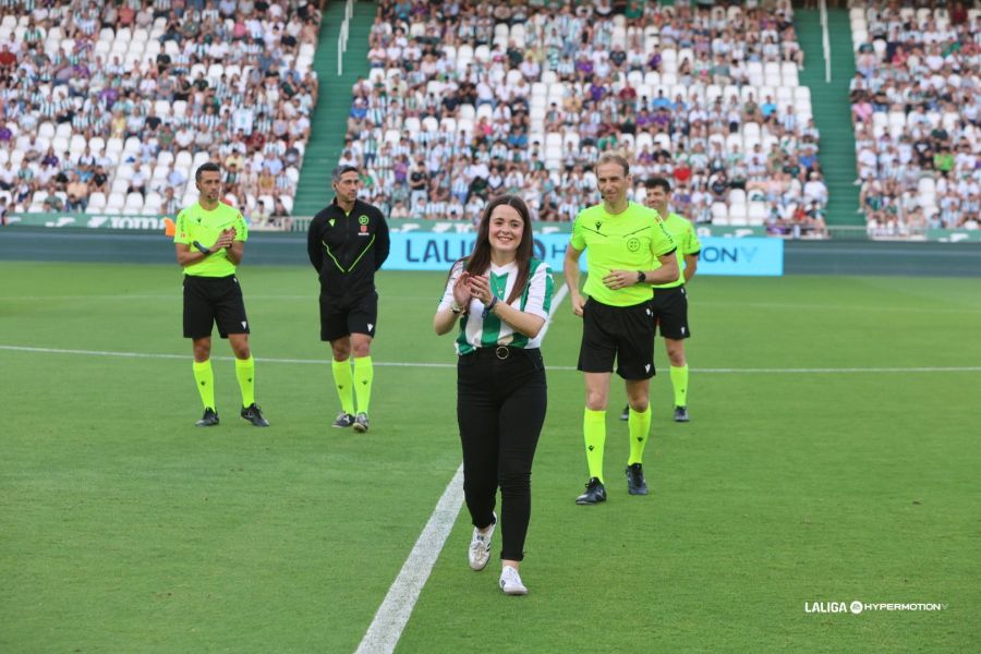 canblanquiverde's tweet image. 📷 @mariaduque01, peñista blanquiverde, ha hecho hoy el saque de honor. La aficionada ha hecho pleno de desplazamientos #CCF en la temporada del regreso al fútbol profesional

#futmasc #LaLigaHypermotion #SegundaDivisión #aficiónCCF #Cordobesismo