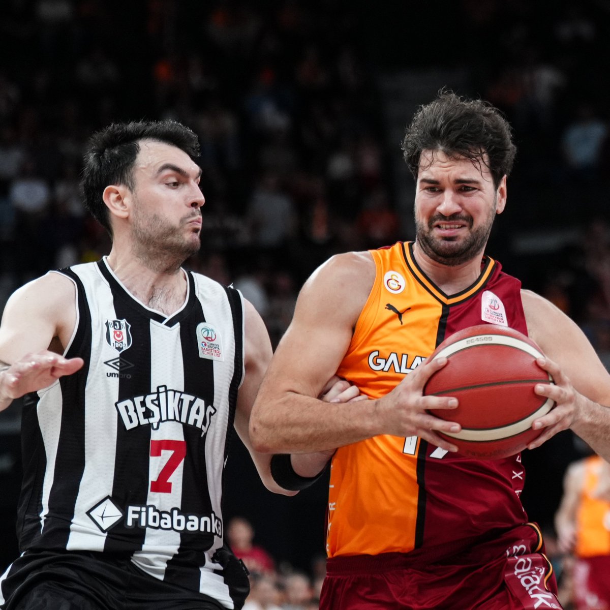 Beşiktaş, Galatasaray'ı 107-85 mağlup ederek seride durumu 2-0'a getirdi ve yarı finale yükseldi.