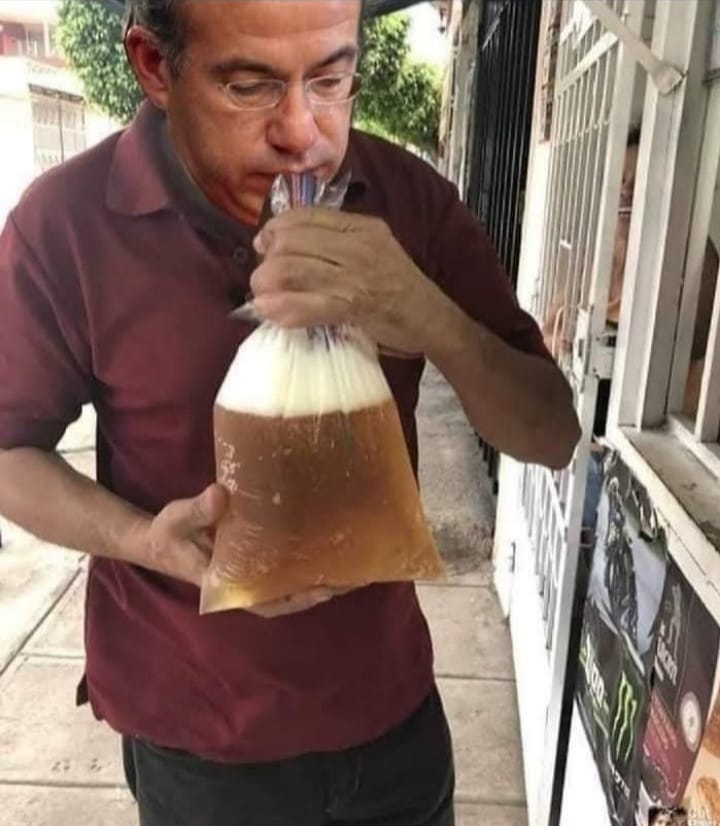 Captan al ex presidente <a href="/FelipeCalderon/">Felipe Calderón 🇲🇽🇺🇦</a> intentando mitigar el ardor del 1° de Junio

Hasta las chanclas!

🤣