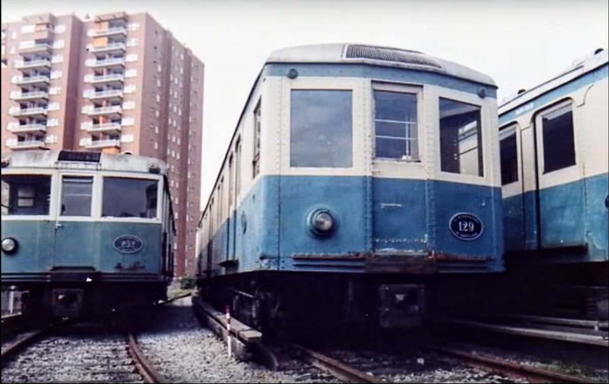 Barcelona, Metro Transversal, ( línea 1 ), con tercer carril de contacto.-
Desconozco fecha y autor de la foto.