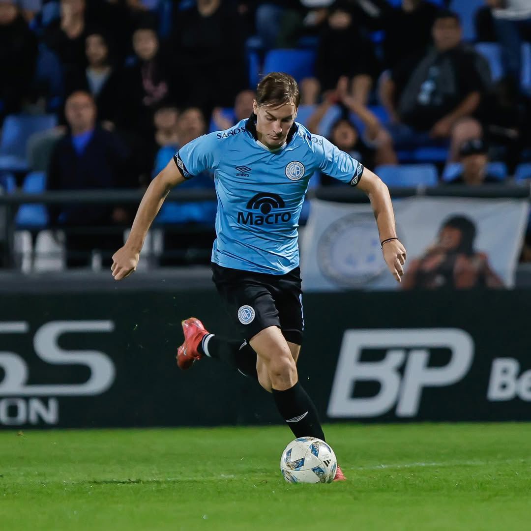 #Belgrano | 🤯 Agustín Melano, realizará pretemporada con Primera. 

El atacante de la Reserva de 20 años, se sumará mañana a los entrenamientos con el plantel superior.

🏴‍☠️ Es el hermano de Lucas Melano. Tiene contrato hasta diciembre de 2026.

ℹ️ con <a href="/fabrigonzalez05/">fabri gonzalez</a>