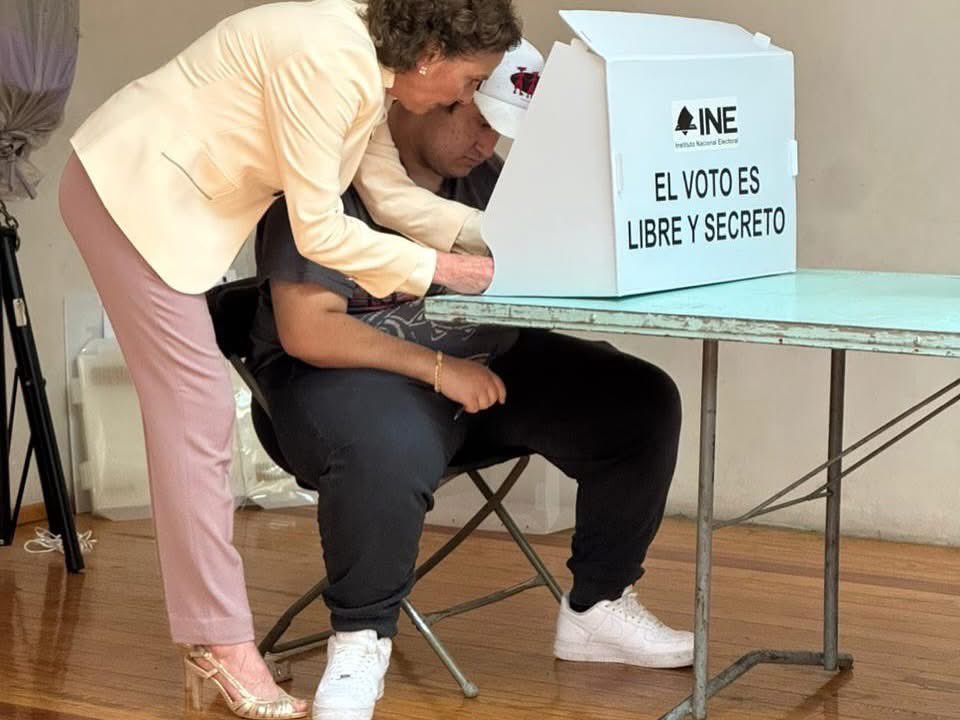 ¿Saben si Jesús Ernesto padece alguna discapacidad?

De lo contrario, que su madre guíe su voto es un delito electoral.