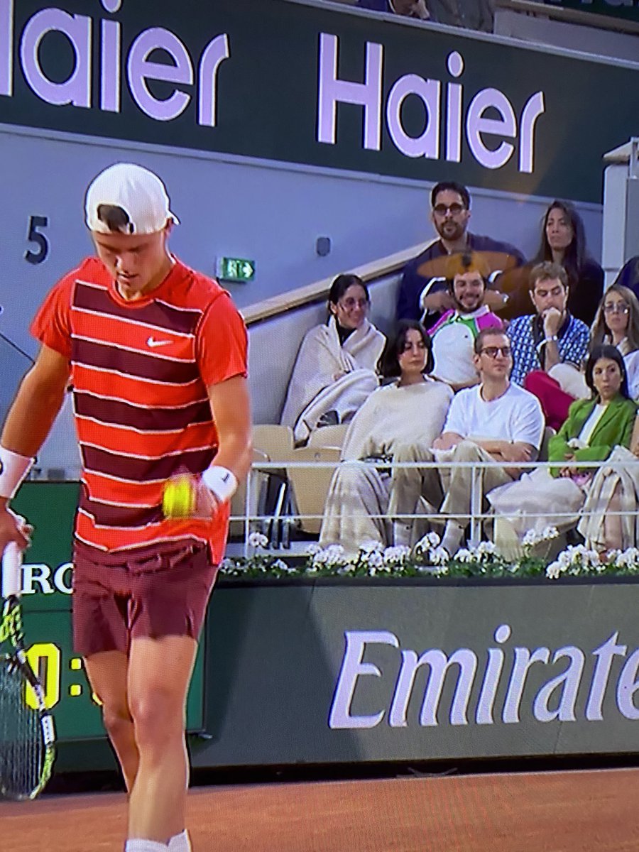 snooptom's tweet image. Mon gars sûr Martin Jauvat spotted dans sa tenue fétiche cannoise #Musetti #Rune #RolandGarros