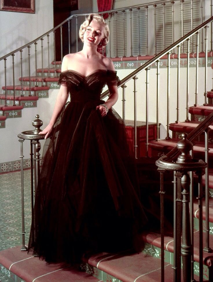 MrJoeGillis's tweet photo. ๐ธ Marilyn at the 1951 Oscar ceremonies. MM chose a gown by costumer Charles LeMaire , who was head of wardrobe at Fox.
#FashionSunday https://t.co/GRtUXRfiDt