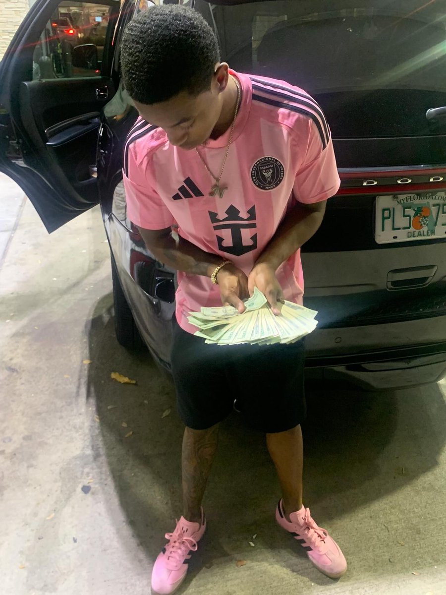 _renownedd's tweet photo. Im living lavish my pockets on overload make a broke nigga pick they chin up ☔️ https://t.co/1IwAEH4yQJ