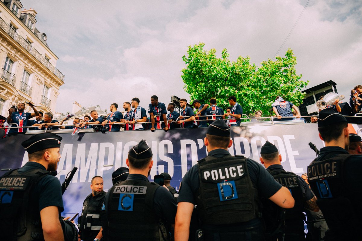Interieur_Gouv's tweet photo. #PSG | Champions d’Europe ! ⭐️⚽️

Merci aux forces de sécurité intérieure mobilisées depuis hier soir pour la sécurité de tous.

Cet après-midi, sous la coordination du @prefpolice, elles ont permis de garantir l’esprit de fête sur les #ChampsElysées. ⤵️ https://t.co/J2fjo2OcbA