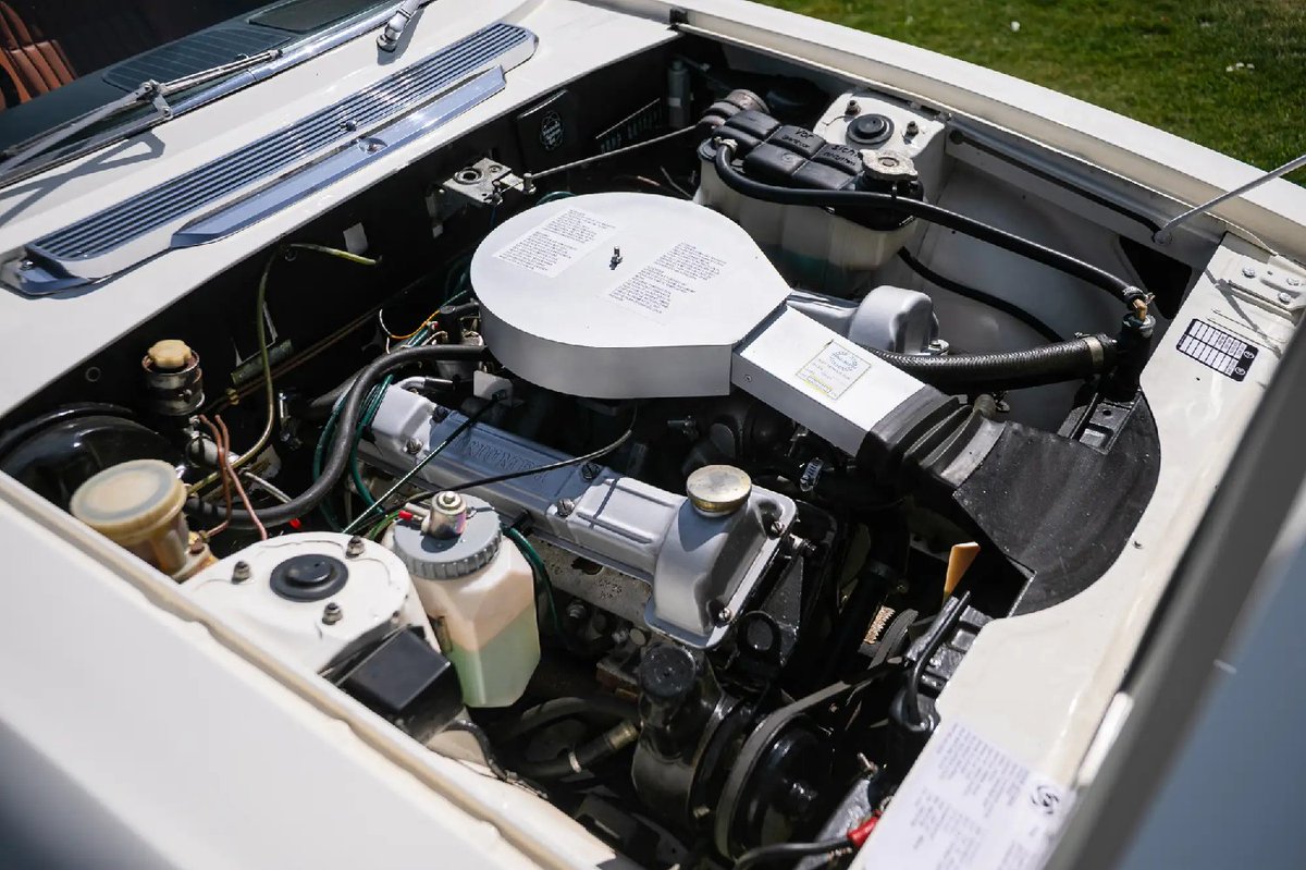 UltimativCars's tweet photo. #CSWD2025

The #Triumph #Stag (1970-77) was made in 25.939 units, of which 17.819 as RHD w/ 9.6k MTs (manual) &amp; 8.2k ATs (auto) via:

#Mk1 (70-72): 3.664
Mk2 (73-75): 3.773
Mk3 (76/77): ~2.145

This 72 #MT-#RHD (1.250 u.) in #Leyland-#white, est. at £18-22k, was sold around £20k. https://t.co/CkNmHukiqP