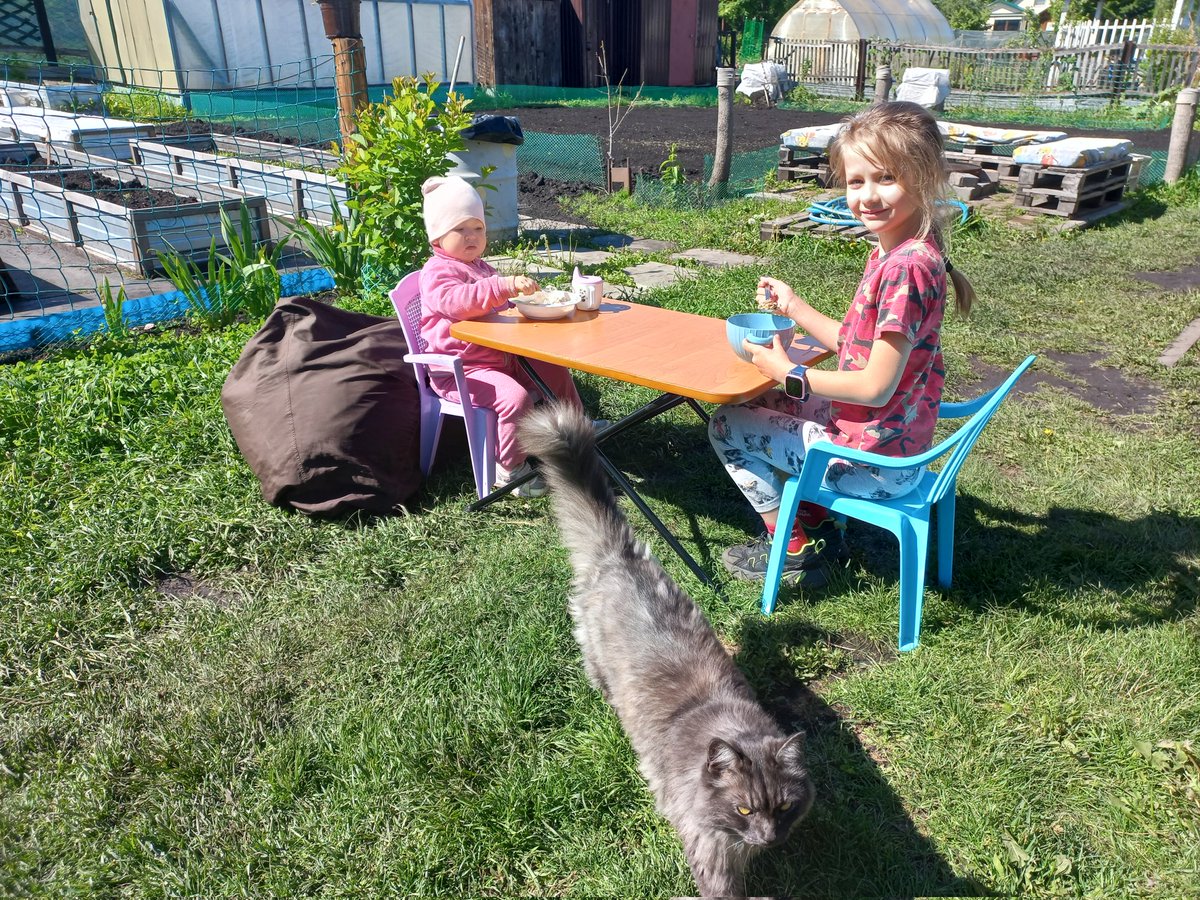 первый день лета прошел почти идеально. я не очень люблю детей, особенно чужих, но так случилось, что нам очень свезло с соседями по даче и поэтому это лето мы проведем практически девчачьей компанией в творчестве и кайфах. штош погнали последние декретные каникулы 🌞