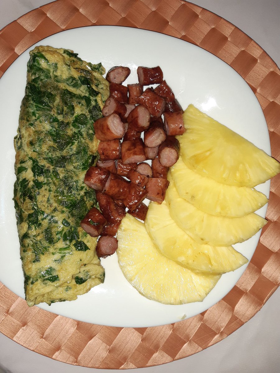🏡 Vamos jantar? Omelete de espinafre, linguiça toscana feita na airfryer e abacaxi.

🥬🍍🥚