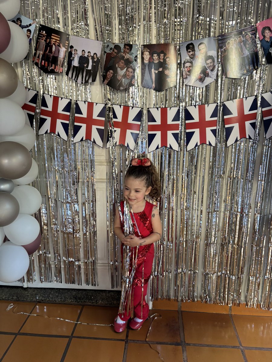 habitlltwt's tweet image. e o tema do aniversário de 4 anos da minha afilhada que foi ONE DIRECTION