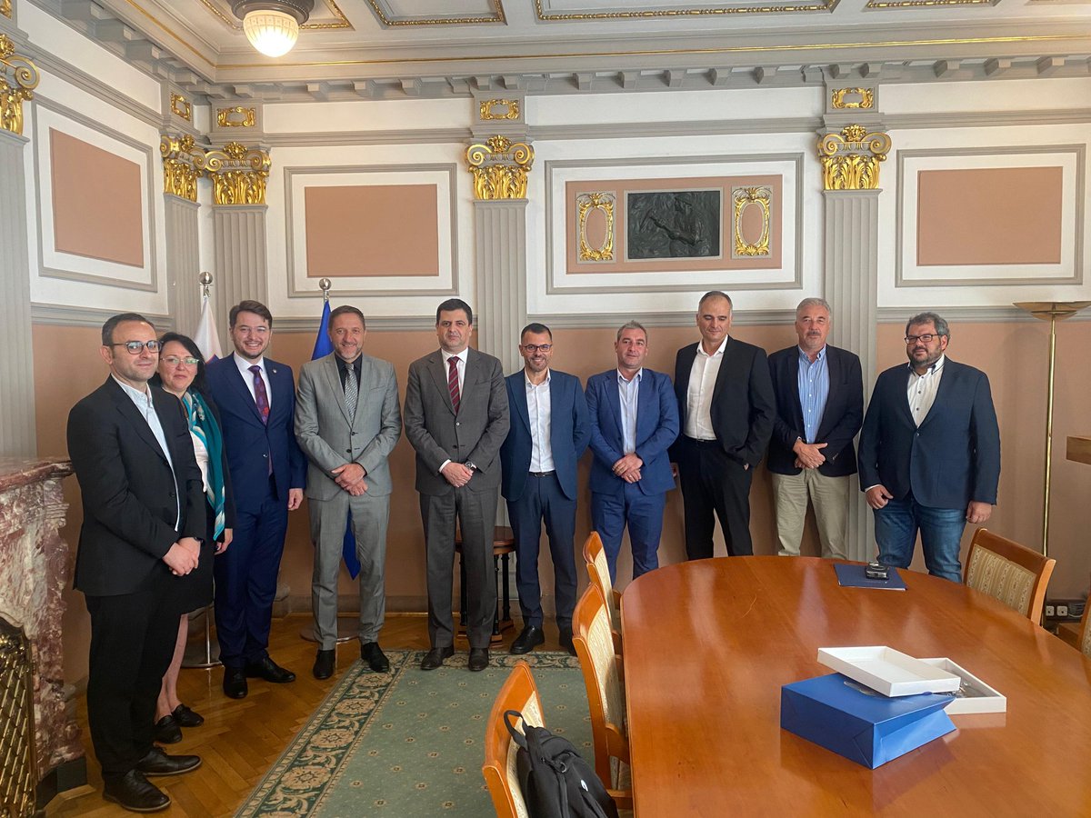 getoarmjeku's tweet image. Productive visit to Ljubljana with 🇽🇰 Sovereign Fund team. Met 🇸🇮 Minister of Finance, Klemen Boštjančič, and CEO of Slovenian Sovereign Holding, Žiga Debeljak. SSH lawyer Tomaž Babić advised us pro bono on drafting the Sovereign Fund Law. Our visit was supported by LuxDev 🇱🇺