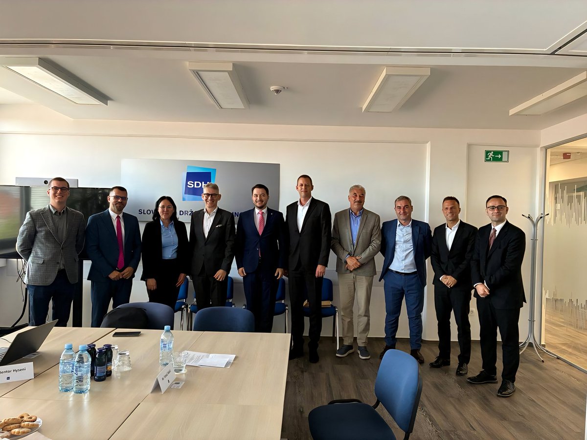 getoarmjeku's tweet image. Productive visit to Ljubljana with 🇽🇰 Sovereign Fund team. Met 🇸🇮 Minister of Finance, Klemen Boštjančič, and CEO of Slovenian Sovereign Holding, Žiga Debeljak. SSH lawyer Tomaž Babić advised us pro bono on drafting the Sovereign Fund Law. Our visit was supported by LuxDev 🇱🇺