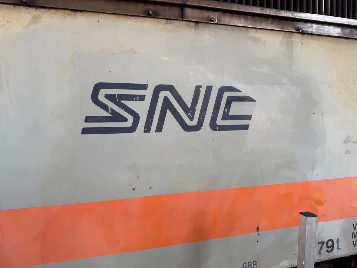 Dernier post sur les séances de travail de ces derniers jours.
Opérations cosmétiques : retrait du logo SNCF Carmillon sur l’une des faces latérales afin de redonner un aspect plus rétro à notre BB 25673. bonne surprise l’ancien logo nouille est partiellement présent en dessous.