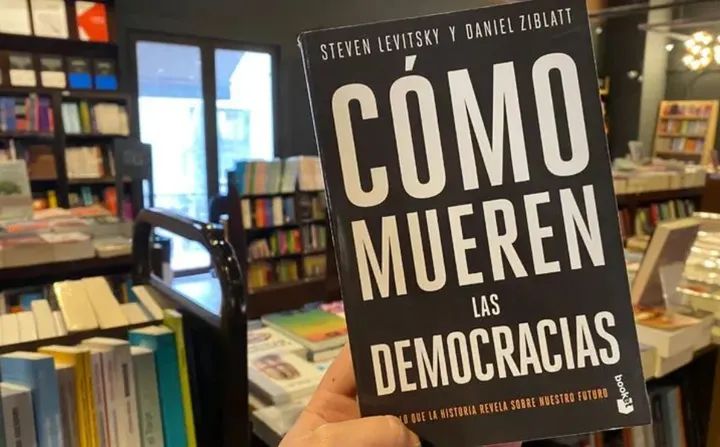 ¿Crees que la democracia está garantizada? Este libro demuestra que incluso las más fuertes pueden caer… desde adentro.

Este libro podría hacerte cambiar de opinión. Y eso es bueno.