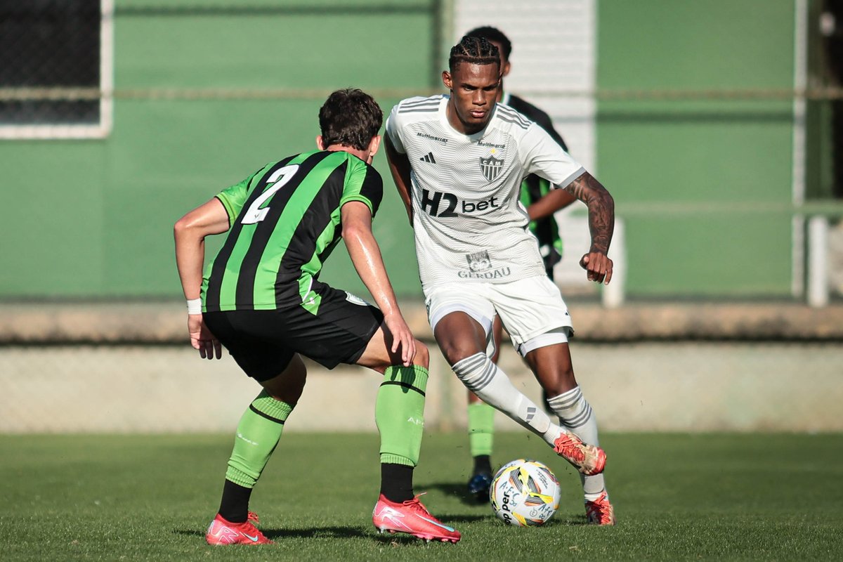 ✔ Fim de jogo: Galinho se impõe fora de casa e vence o clássico!

⚔ América 1x2 Atlético
⚽ Pedro Ataíde (2'/1T)
⚽ Lucas Souza (13'/1T) 
🏟 CT Lanna Drumond
🏆 Camp. Mineiro Sub-20 - 3ª rodada

📷 Manu Aguilar/BH Foto

🏴🏳 #CriasDoGalo #CampeonatoMineiroSub20 #AMExCAM