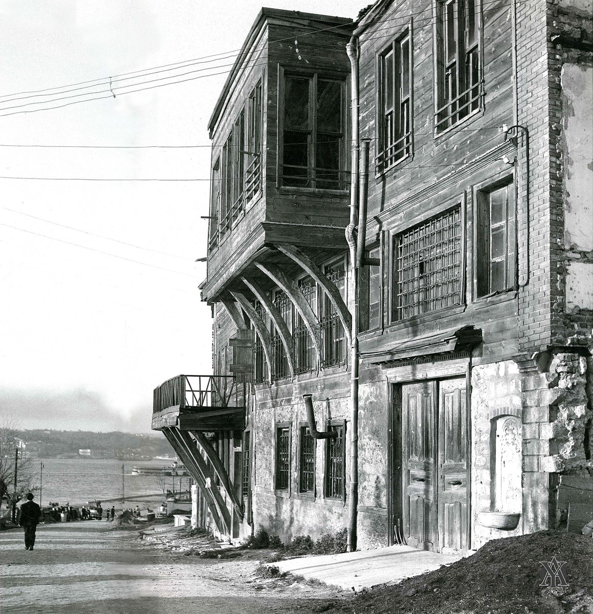 Öğdül Sokak, Şemsipaşa. İstanbul, 1964

Photo from ÜSKÜDAR SEVDALILARI ℂ