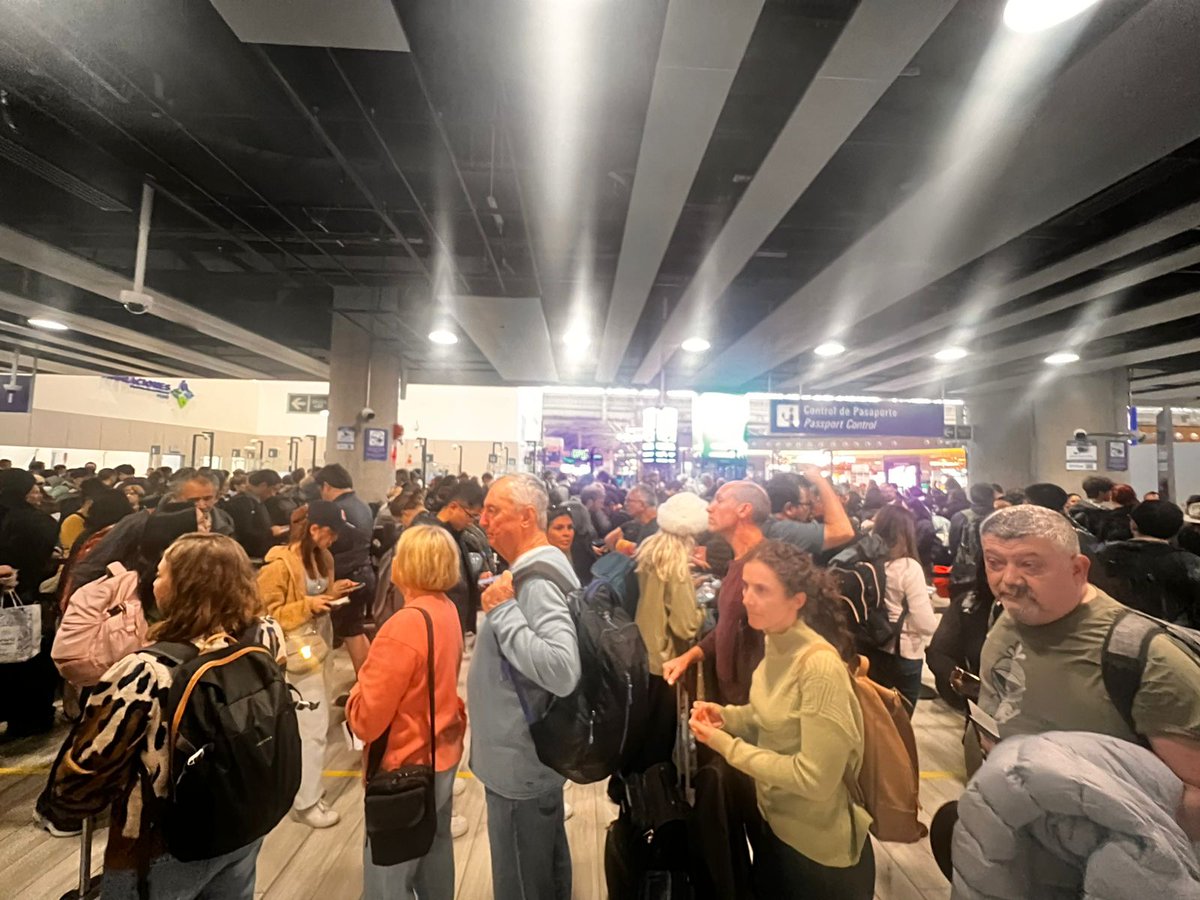 🚨#LoÚltimo

Nuevo Jorge Chávez puede tener infraestructura de primer mundo…
Pero si Migraciones trabaja al 50% porque “se fueron a almorzar”,
seguimos en un país improvisado.

Sin relevo de turnos. Sin planificación.
Y después se quejan, cuando ellos mismos generan el caos✈️❌