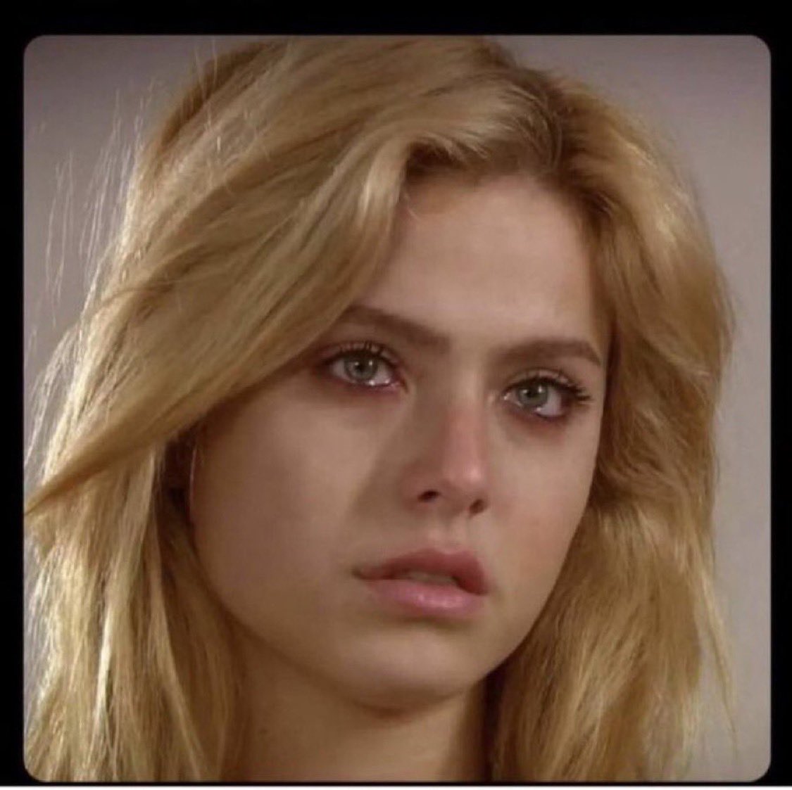 Kızlar ağladıktan sonra aynaya bakıyomuş gözleri güzel mi diye kızlar cidden bu ruh hastalığını yapıyomusunuz