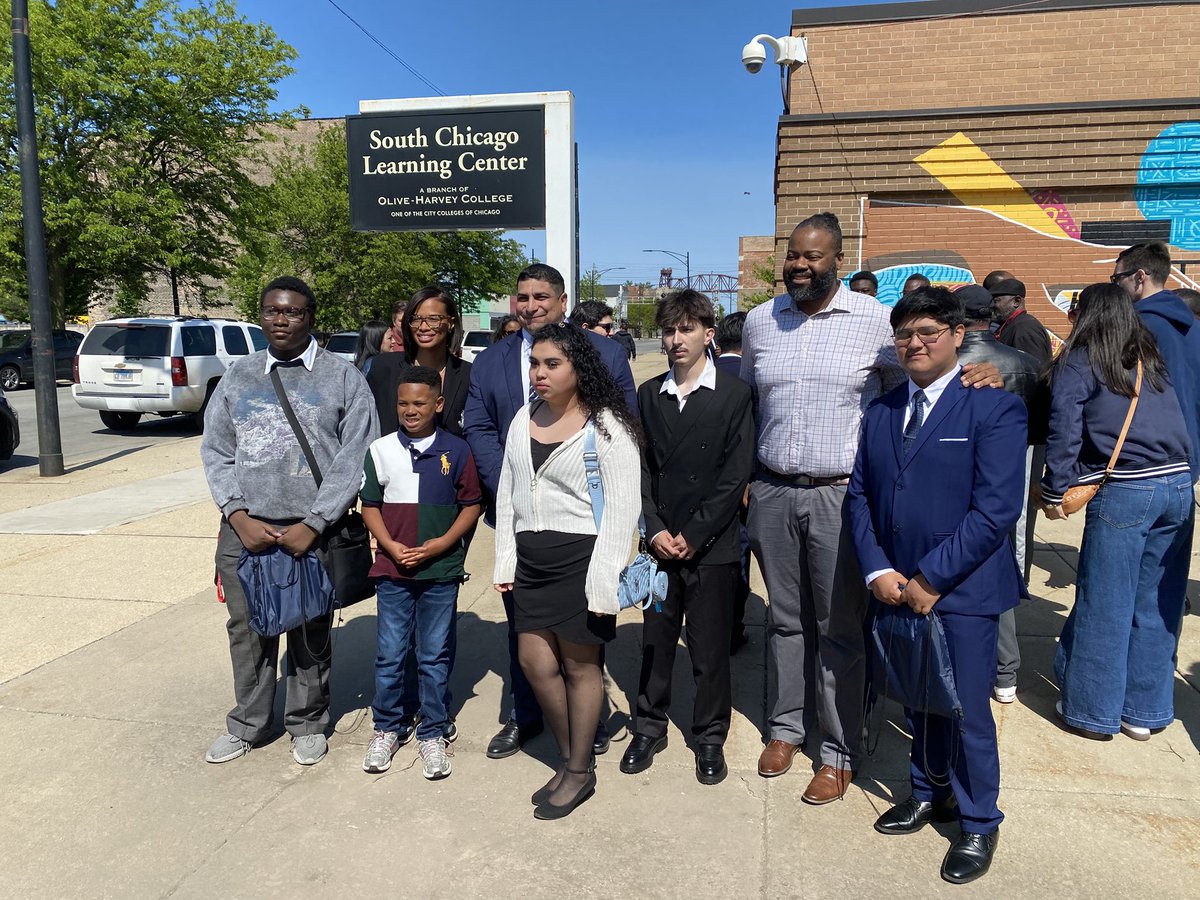 CPSCollege&Career (@cpscareerready) on Twitter photo Over 40 <a href="/ChiPubSchools/">CPS - Chicago Public Schools</a> completed the first ever <a href="/Fermilab/">Fermilab</a> Saturday Quantum program! <a href="/ChicagosMayor/">Mayor Brandon Johnson</a> and Alderman Chico celebrated this historic accomplishment! Thank you to everyone who made this possible! <a href="/OliveHarvey_CCC/">Olive-Harvey College</a> <a href="/UniversityofIl/">UniversityofIllinois</a> #Related #IQMP Over 40 <a href="/ChiPubSchools/">CPS - Chicago Public Schools</a> completed the first ever <a href="/Fermilab/">Fermilab</a> Saturday Quantum program! <a href="/ChicagosMayor/">Mayor Brandon Johnson</a> and Alderman Chico celebrated this historic accomplishment! Thank you to everyone who made this possible! <a href="/OliveHarvey_CCC/">Olive-Harvey College</a> <a href="/UniversityofIl/">UniversityofIllinois</a> #Related #IQMP