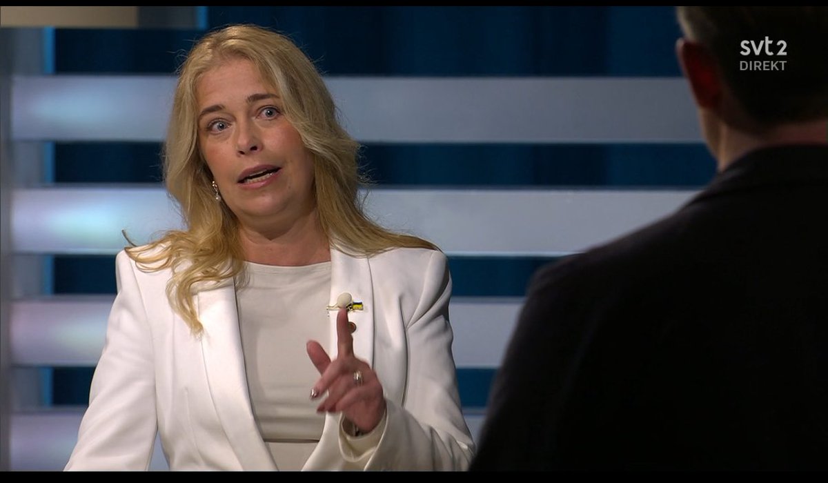 Strandhäll står aggressivt och envist och hävdar att det inte kostar något att sänka arbetstiden. Det är klart det gör. Det vet ju både LO och Svenskt näringsliv.
Det går att sänka arbetstiden, men att säga att det inte kostar något är ju fantasier och ren okunnig populism.