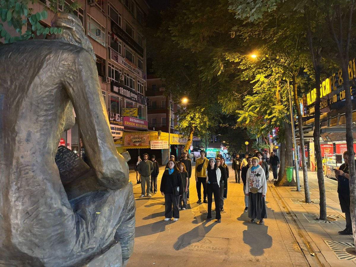 Mavisinden bir özgürlük duruyor,
Ufukta bizi bekliyor!

🔵İnsan Hakları Anıtı | 23.00