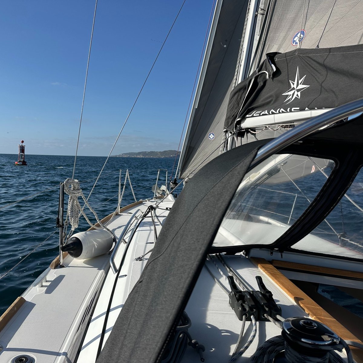 Earlier this spring, our dealer in Southern Cali dealer, Marine Servicenter delivered a stunning Sun Odyssey 349 to its new owners—seen here offshore, rounding Point Loma. Welcome to the Jeanneau Family ❤️ and fair winds ahead! #jeanneauowners
