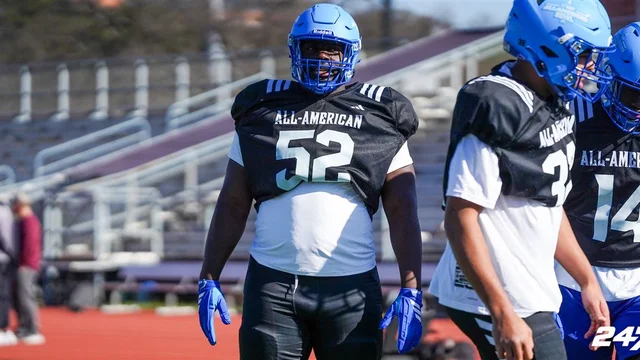 Top-50 prospect in Top247 tells <a href="/247Sports/">247Sports</a> he's on his way to Georgia for a two-day official visit + to camp with the Bulldogs.

Big DL visitor for the Dawgs.

🐶 247sports.com/college/georgi…