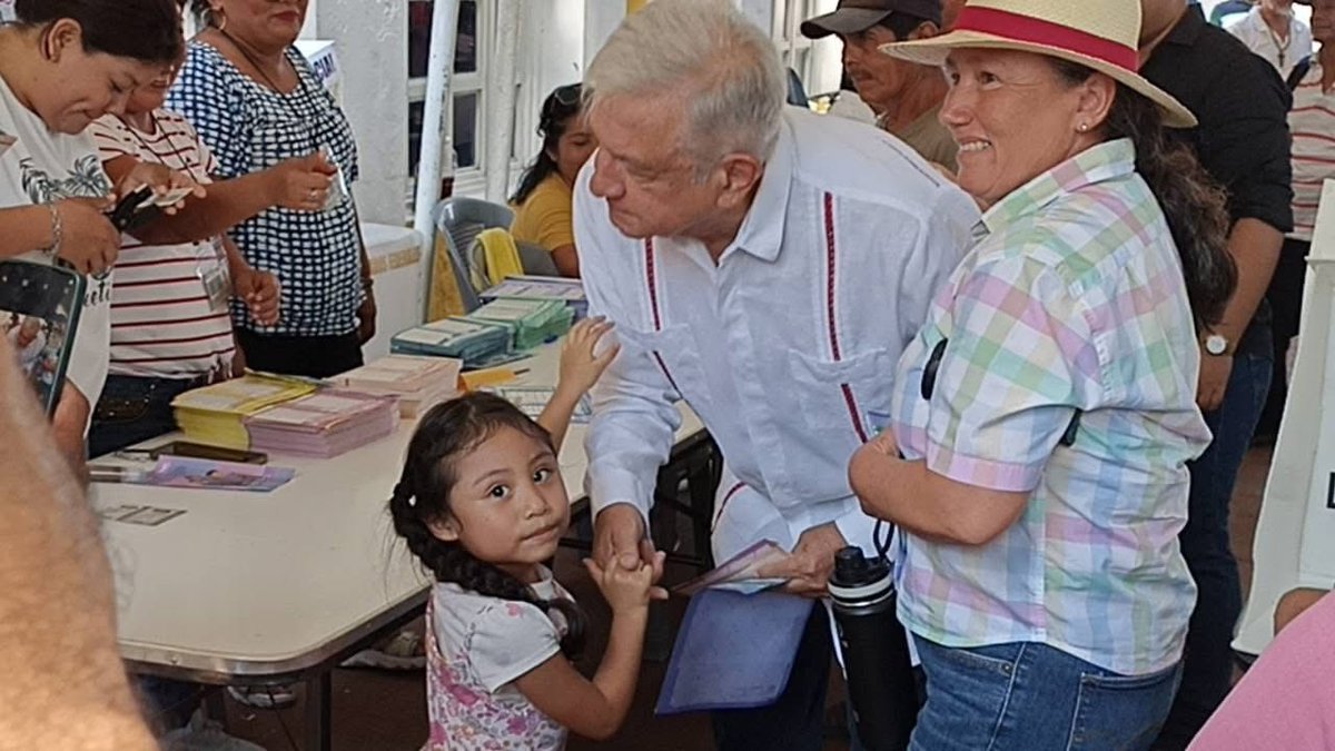 nayeli786's tweet photo. ¿Qué decían infelices? Que había desaparecido, pues no, aquí  su mero padre, mi Tlatoani de Macuspana Andrés Manuel @lopezobrador_ ejerciendo su derecho a votar, hijos de su Chingadamadre ✊🏻 https://t.co/tPNyBaPr0m