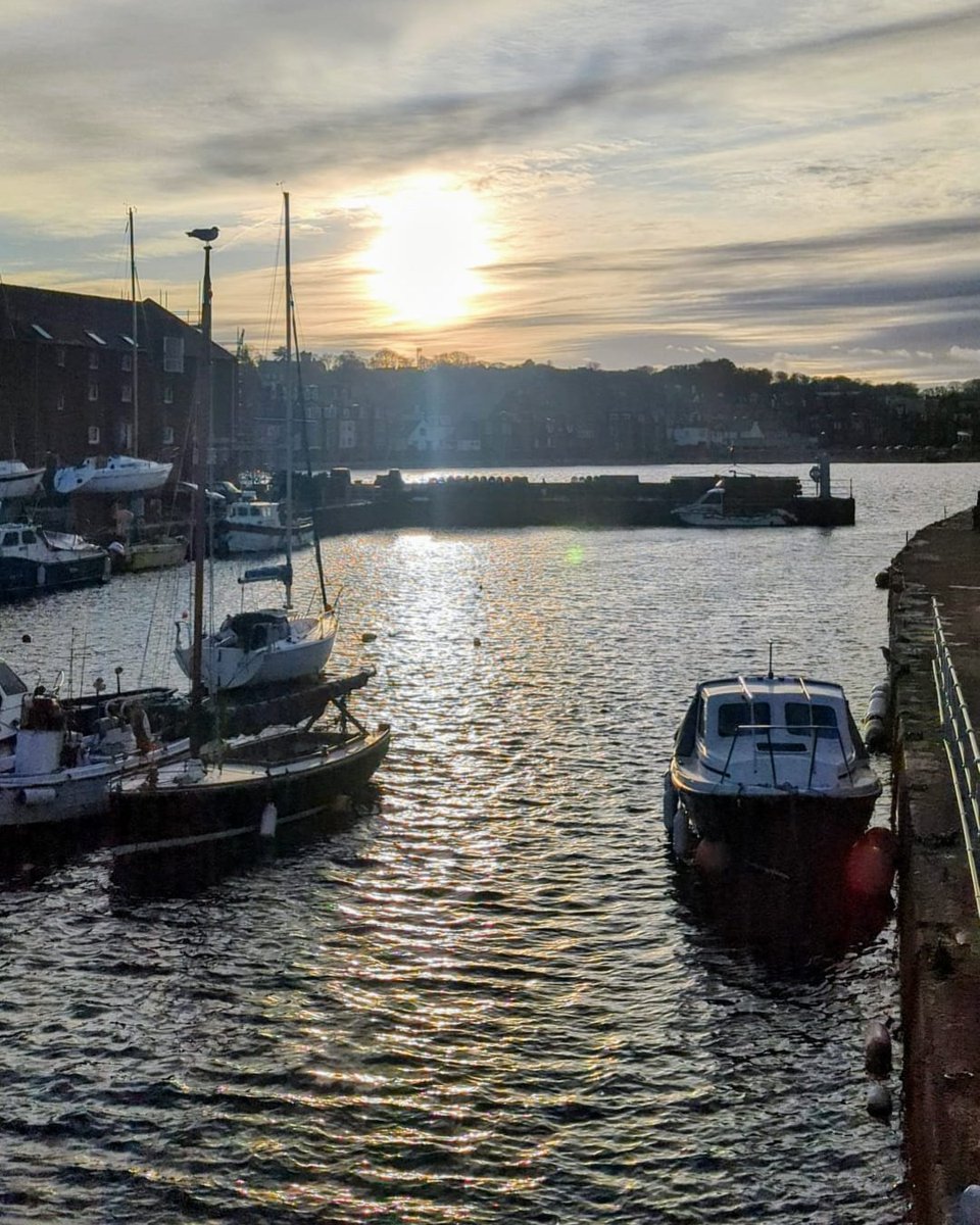 As the sun dips low over North Berwick Harbour, the sky lights up like a painter’s canvas.

Pure magic in every golden ray. ✨