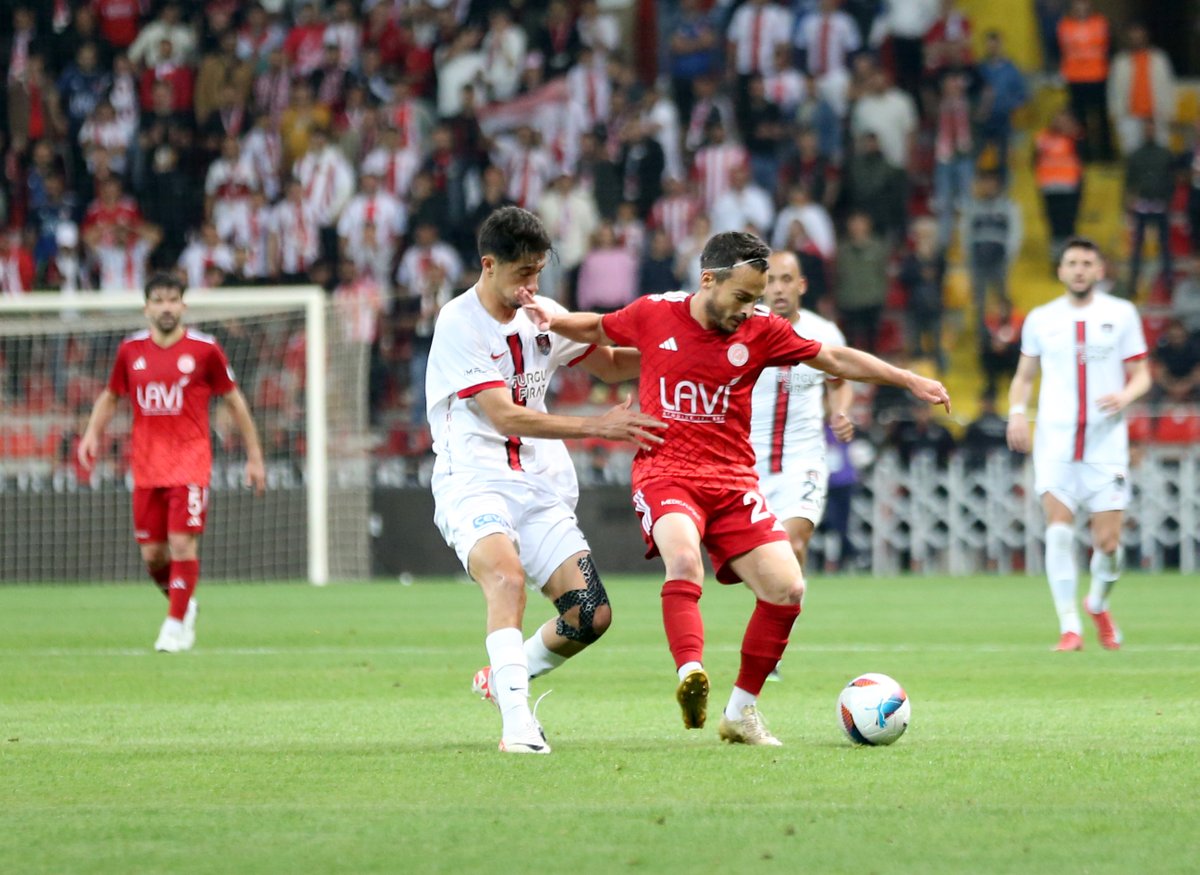 Nesine 2. Lig Play-off finalinde normal süresi ve uzatma bölümleri golsüz sona maçta Vanspor FK penaltı atışlarıyla Batman Petrolspor'u 5-4 mağlup ederek Trendyol 1. Lig'e yükseldi