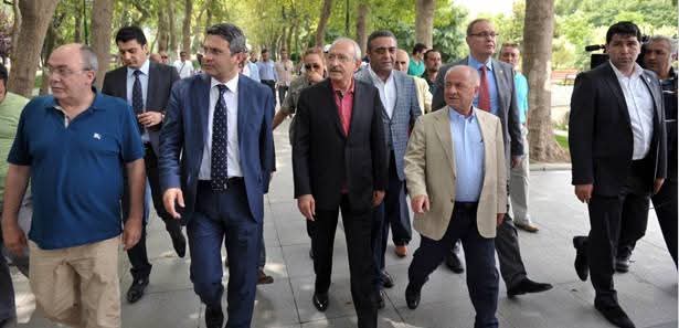 İnsan onuruna yaraşır bir yaşam için…
Demokrasinin, özgürlüğün ve temel hakların eksiksiz tesisi için…
Yeniden umutla, sevinçle, ağız dolusu gülebileceğimiz o güzel günler için…

Gezi, işte bu haklı ve onurlu mücadelenin adıdır.
Gezi, bir halkın eşitlik, adalet ve kardeşlik