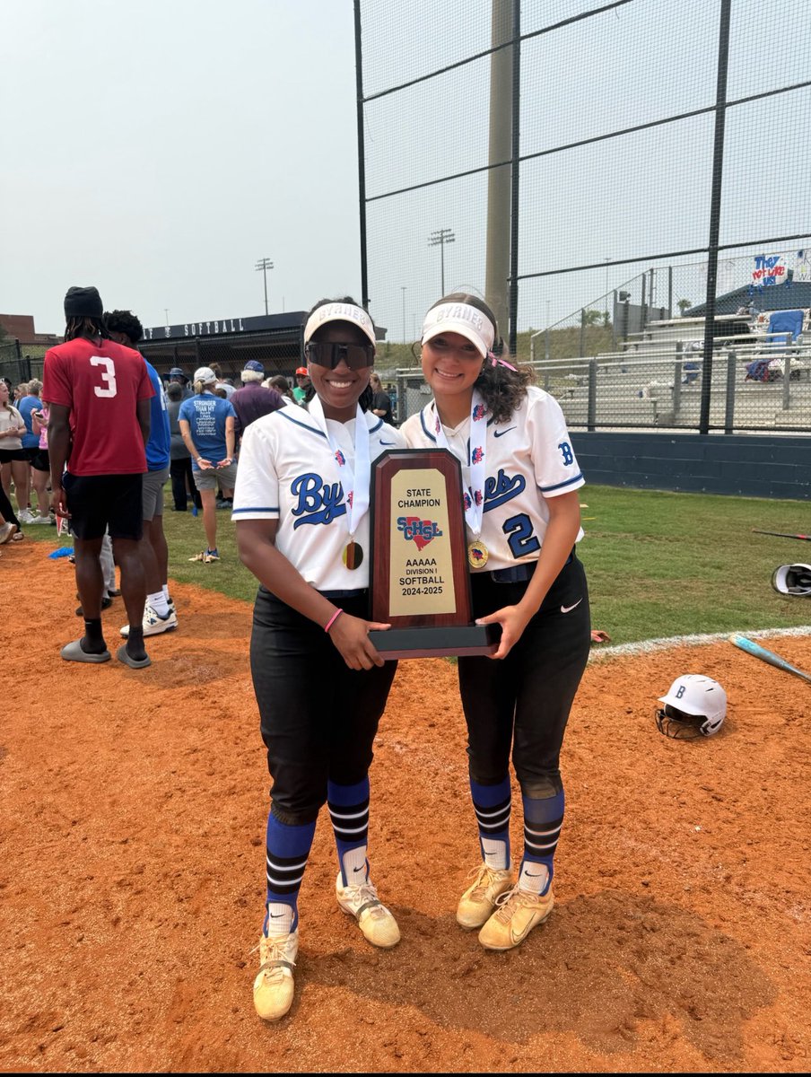 eyarrell6's tweet image. STATE CHAMPS!! Wouldn’t want to end my senior season any other way. 💙🤍 #GoRebs #Team39 @Byrnes_Softball