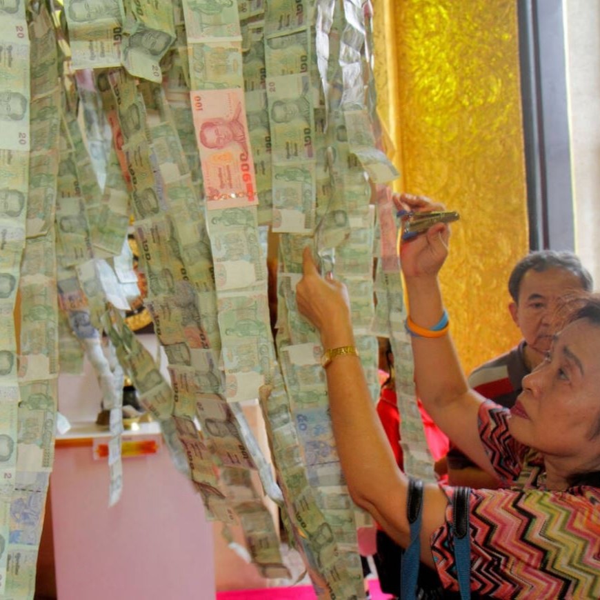 Rituales más extraños del mundo para atraer dinero. 🧵

1. En Tailandia, los fieles crean “árboles de dinero” para atraer abundancia. Se cree que al dar, se recibe más.