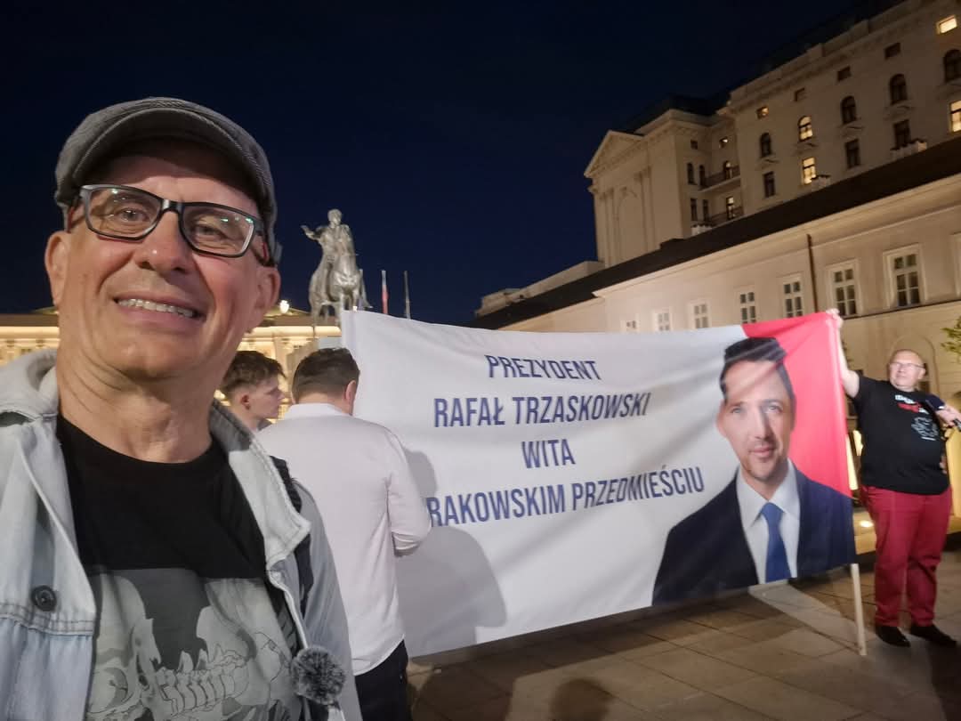 Piotr Fijałkowski #FBPE 🇪🇺 🇵🇱️️ (@piotrfijakowsk1) on Twitter photo Prezydent <a href="/trzaskowski_/">Rafał Trzaskowski</a> wita na Krakowskim Przedmieściu.
Foto <a href="/WlodekCiejkaTv/">Wlodek Ciejka TV</a>.
Z banerem <a href="/piotrlopaciuk/">Piotr Łopaciuk</a> i przyjaciele.
#Siódemka
#Trzaskowski2025 Prezydent <a href="/trzaskowski_/">Rafał Trzaskowski</a> wita na Krakowskim Przedmieściu.
Foto <a href="/WlodekCiejkaTv/">Wlodek Ciejka TV</a>.
Z banerem <a href="/piotrlopaciuk/">Piotr Łopaciuk</a> i przyjaciele.
#Siódemka
#Trzaskowski2025