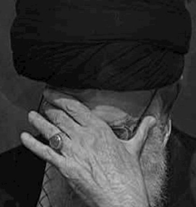 طنز روزگار رو ميبينيد؟ همه چيز با جابجايي يه فتحه و كسره، وارونه ميشود. "معظم لَه" ى كه قرار بود انتقامِ شاش قاسمِ دست بريده اى را از قاتلِ قماربازش بگيرد، الان تبديل به " معظم لِه" اى شده كه تخمهاىِ آن قمار باز را دو لُپى با پشمش ميخورد!
#سقوط_جمهوری_اسلامی 
#خامنه‌ای_بیشرف