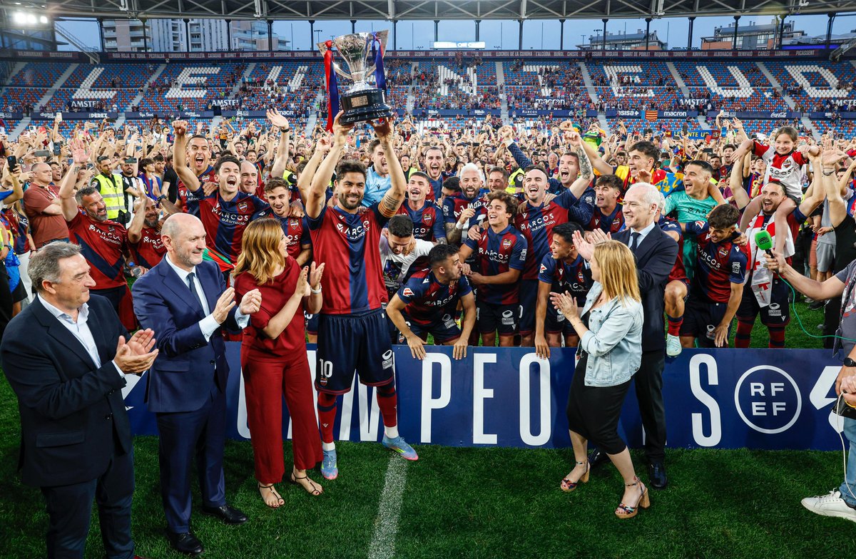 RFEF (@rfef) on Twitter photo 📸 Felicidad máxima en el Ciutat de València
🏟 🏆 El presidente de la <a href="/rfef/">RFEF</a> entrega al capitán <a href="/Iborra_Vicente/">Vicente Iborra de la Fuente</a> el trofeo de campeones de Segunda División.
🔴🔵 ¡Enhorabuena, <a href="/LevanteUD/">Levante UD</a> 🐸!
ℹ️ rfef.es/es/noticias/el… 📸 Felicidad máxima en el Ciutat de València
🏟 🏆 El presidente de la <a href="/rfef/">RFEF</a> entrega al capitán <a href="/Iborra_Vicente/">Vicente Iborra de la Fuente</a> el trofeo de campeones de Segunda División.
🔴🔵 ¡Enhorabuena, <a href="/LevanteUD/">Levante UD</a> 🐸!
ℹ️ rfef.es/es/noticias/el…