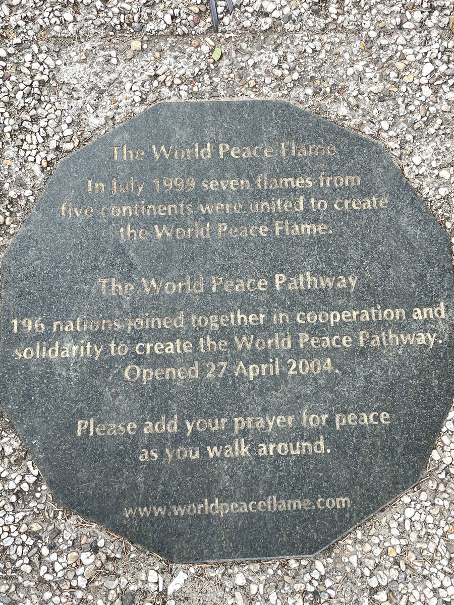 De vredesvlam bij het Vredespaleis werd in 1999 met 7 vlammen uit 5 continenten aangestoken, sindsdien blijft het branden. Elke eerste zondag van de maand komen we bij elkaar, voor een vredeswake en gebed met lieve mensen van levens-beschouwingen.
#KunstvanhetSamenleven #vrede