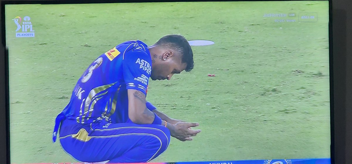 varunsahu's tweet photo. Again very poor and not so brave captaincy by @hardikpandya7. He shud have taken the 19th over rather than giving it to a youngster and hiding from the responsibility. He is jst nt a #worthycaptain if he cant stand up when the team needs him the most. #MumbaiIndians #mumbaipaltan https://t.co/Z08IPh8nC8