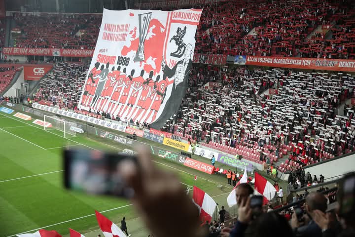 Benim icin yeri onemi ayri olan ve olacak olan Ligin son maçında evinde   2-1 galip gelen, şanlı taraftarımıza galibiyeti armağan eden Samsunspor’umuzu gönülden kutluyorum.👏🏻👏🏻

Gelecek sezon hem Süper Lig’de hem de Avrupa’da Samsunspor.🏆 olacak inşallah